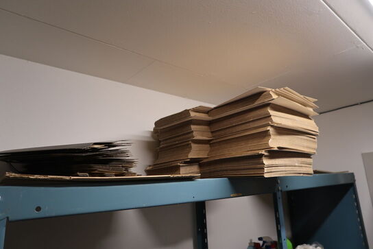 2 stk. lagerreoler med indhold