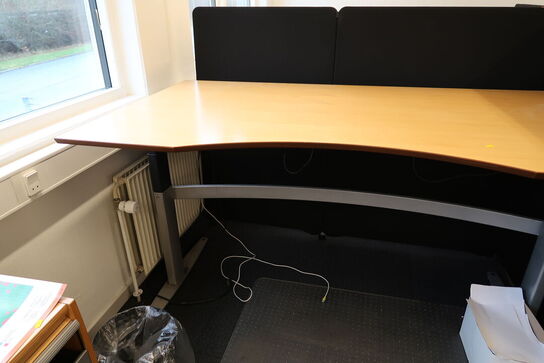 El. hæve/sænke skrivebord samt jalousiskab