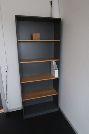 El. hæve/sænke skrivebord samt skab og reol