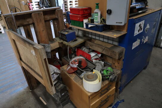 Opbevaringsmøbel med indhold