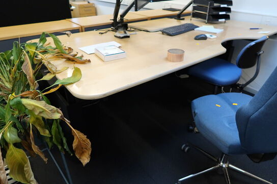 3 stk. hæve/sænke skrivebord, jalousiskab, kontorstol, 4 stk. jalousiskabe