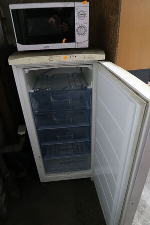 Køleskab samt mikrobølgeovn