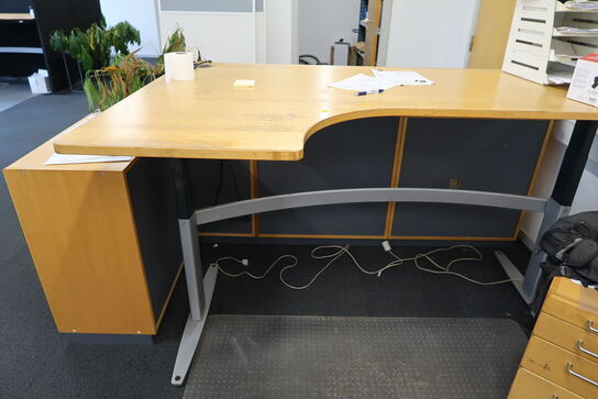 3 stk. jalousiskabe med indhold, samt 2 stk. hæve/sænke skrivebord