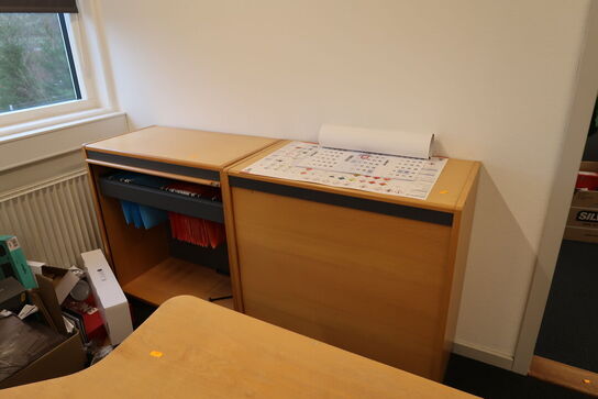 El. hæve/sænke skrivebord samt 2 stk. jalousiskabe