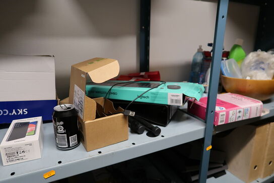 2 stk. lagerreoler med indhold