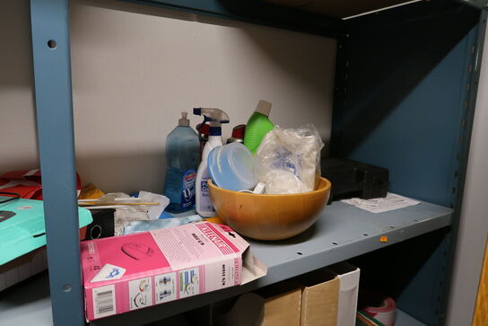 2 stk. lagerreoler med indhold