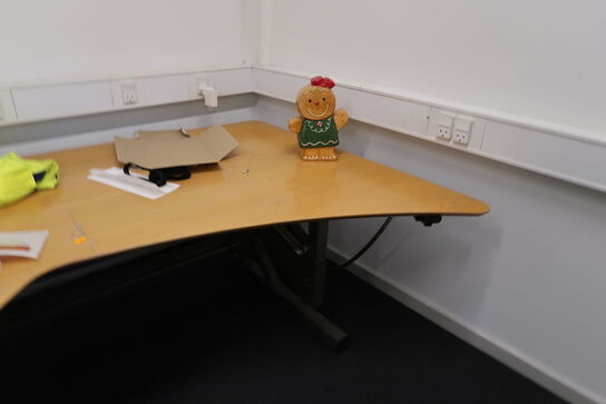 3 stk. jalousiskabe med indhold, samt 2 stk. hæve/sænke skrivebord