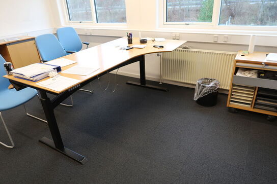 2 stk. jalousiskabe, el. hæve/sænke skrivebord samt 2 stk. skabe/reoler