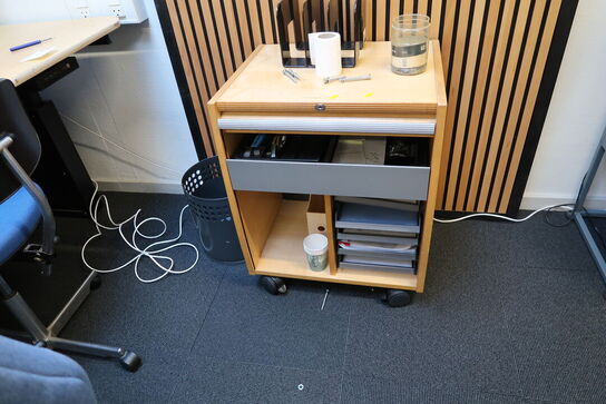 3 stk. hæve/sænke skrivebord, jalousiskab, kontorstol, 4 stk. jalousiskabe