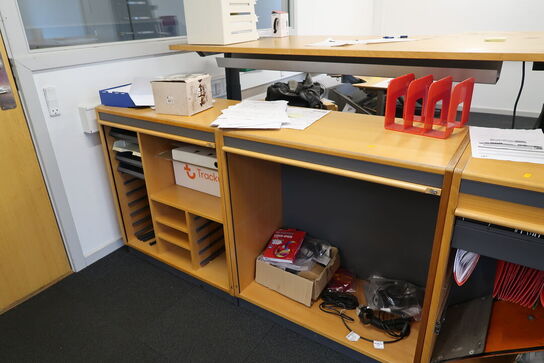 3 stk. jalousiskabe med indhold, samt 2 stk. hæve/sænke skrivebord