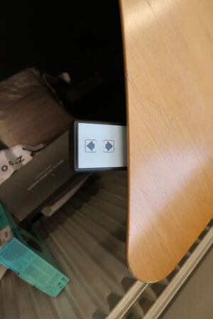 El. hæve/sænke skrivebord samt 2 stk. jalousiskabe