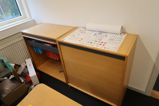 El. hæve/sænke skrivebord samt 2 stk. jalousiskabe