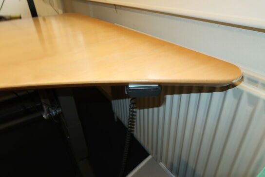 El. hæve/sænke skrivebord samt 2 stk. jalousiskabe