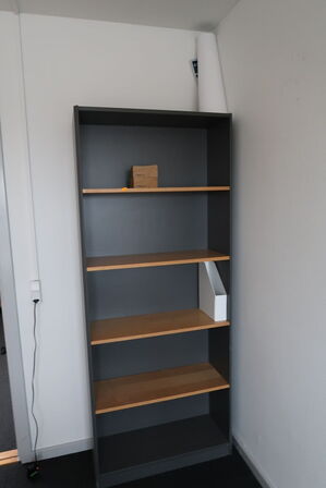 El. hæve/sænke skrivebord samt skab og reol