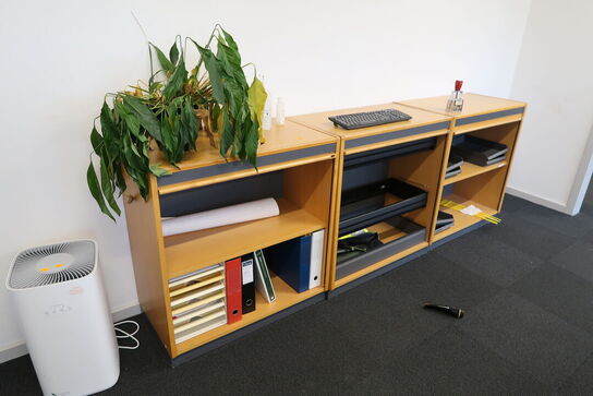 3 stk. jalousiskabe med indhold