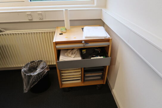 2 stk. jalousiskabe, el. hæve/sænke skrivebord samt 2 stk. skabe/reoler