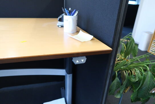 El. hæve/sænke skrivebord samt jalousiskab