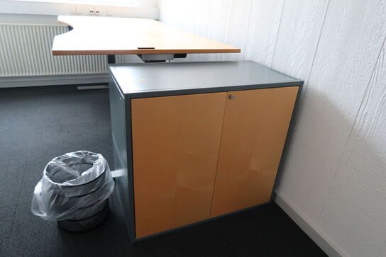 El. hæve/sænke skrivebord samt skab og reol