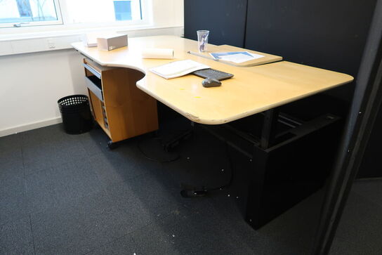 3 stk. hæve/sænke skrivebord, jalousiskab, kontorstol, 4 stk. jalousiskabe
