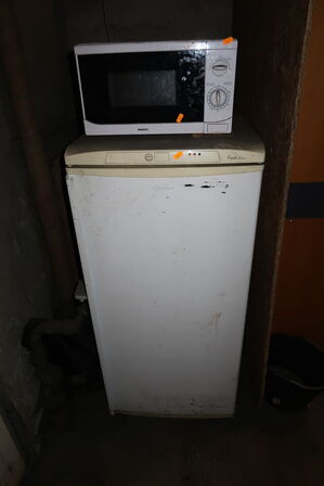 Køleskab samt mikrobølgeovn