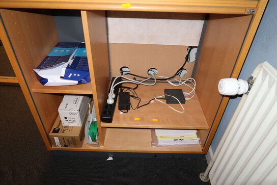 Jalousiskab med indhold