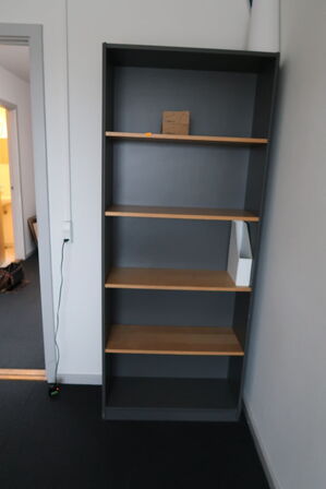 El. hæve/sænke skrivebord samt skab og reol