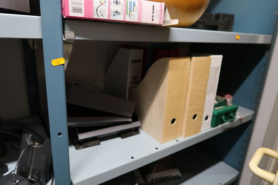 2 stk. lagerreoler med indhold