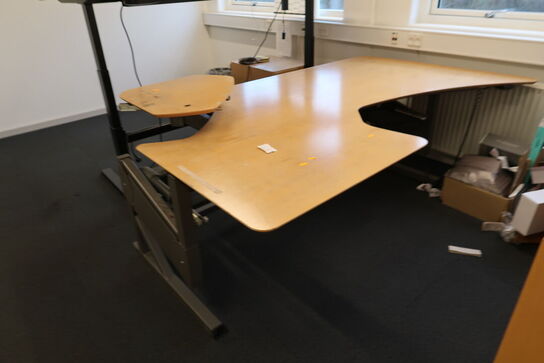 El. hæve/sænke skrivebord samt 2 stk. jalousiskabe