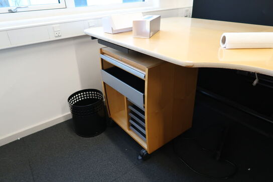 3 stk. hæve/sænke skrivebord, jalousiskab, kontorstol, 4 stk. jalousiskabe