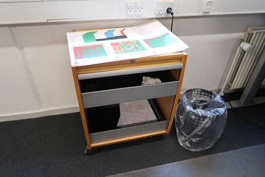 El. hæve/sænke skrivebord samt jalousiskab