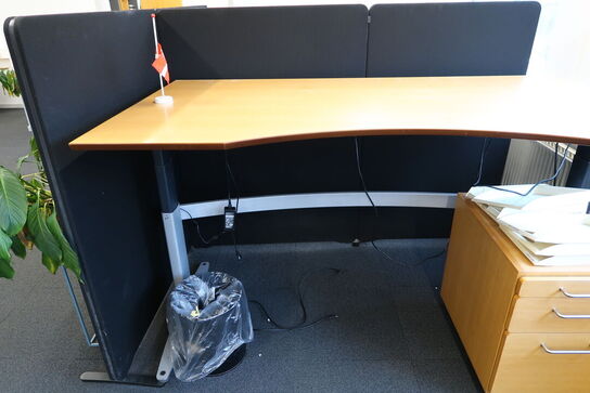 El. hæve/sænke skrivebord samt jalousiskab