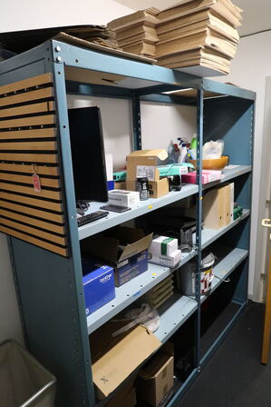 2 stk. lagerreoler med indhold