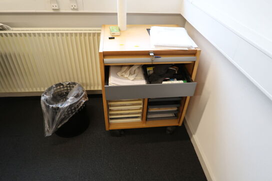 2 stk. jalousiskabe, el. hæve/sænke skrivebord samt 2 stk. skabe/reoler
