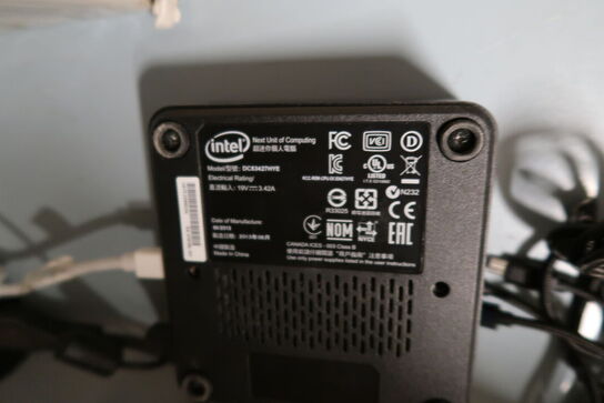 Computer INTEL DC53427HYE samt harddisk HIKVISION