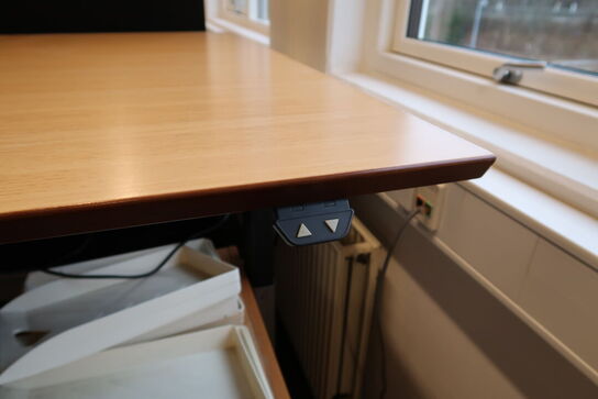 El. hæve/sænke skrivebord samt jalousiskab