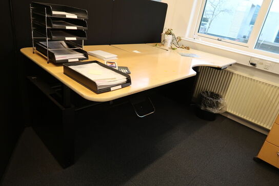 3 stk. hæve/sænke skrivebord, jalousiskab, kontorstol, 4 stk. jalousiskabe