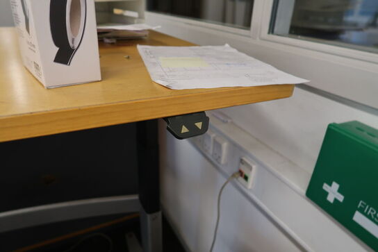 3 stk. jalousiskabe med indhold, samt 2 stk. hæve/sænke skrivebord