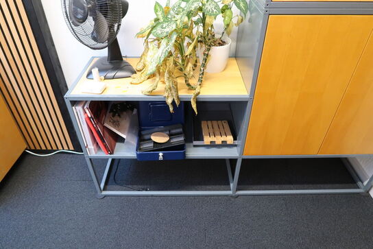 Skab/reol med indhold