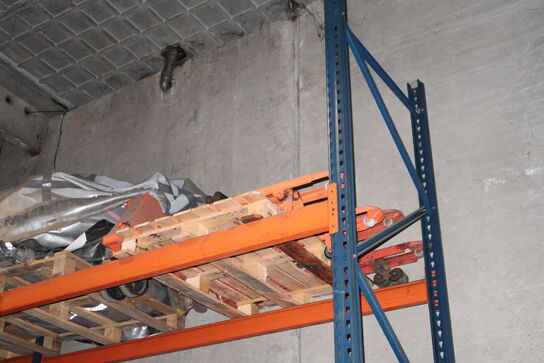 2 stk. paller med 3 stk. palleløftere m.m.