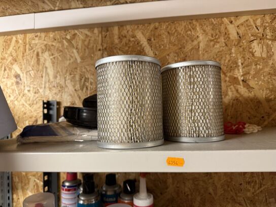 2 stk. stålreoler med diverse reservedele, skruer m.m.