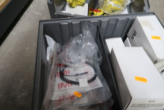 Kasse med div. Varelager og reservedele