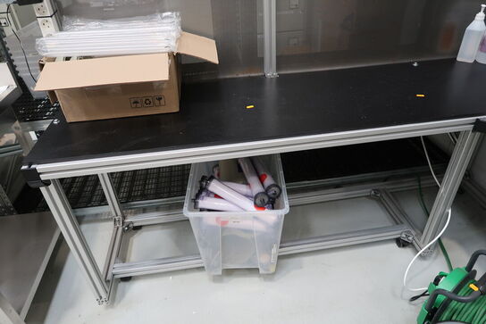 Arbejdsbord/station uden indhold