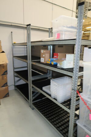 2 stk. lagerreoler med indhold