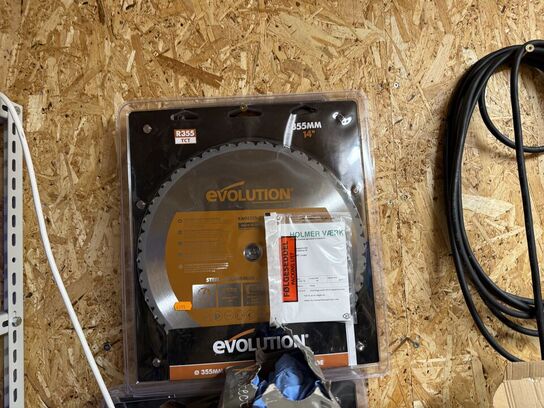 Stålreol med diverse skruer, søm m.m.