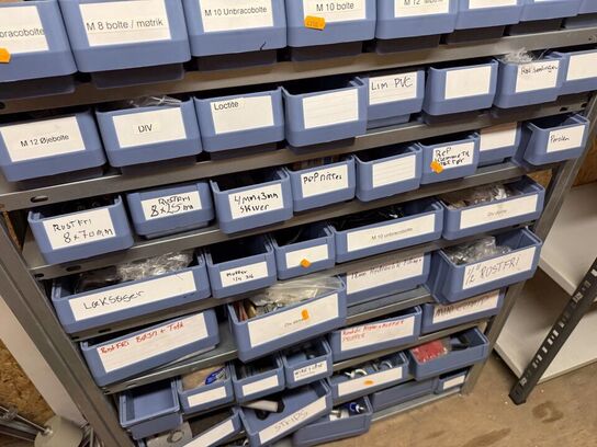 Stålreol med bolte, møtrikker m.m.