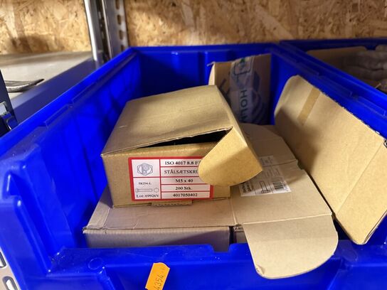 2 stk. stålreoler med diverse reservedele, skruer m.m.