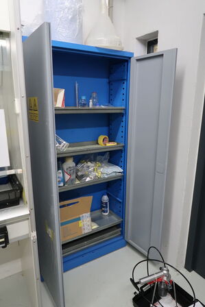 Stålskab med indhold