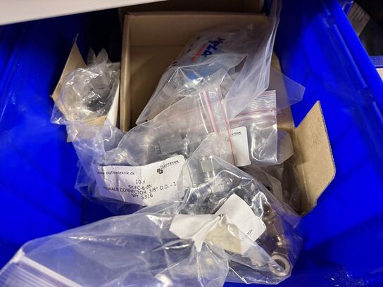 2 stk. stålreoler med diverse reservedele, skruer m.m.