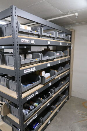 Div. Varelager og reservedele på reol