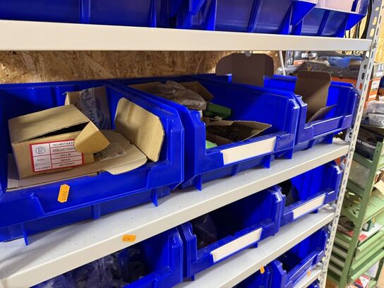 2 stk. stålreoler med diverse reservedele, skruer m.m.